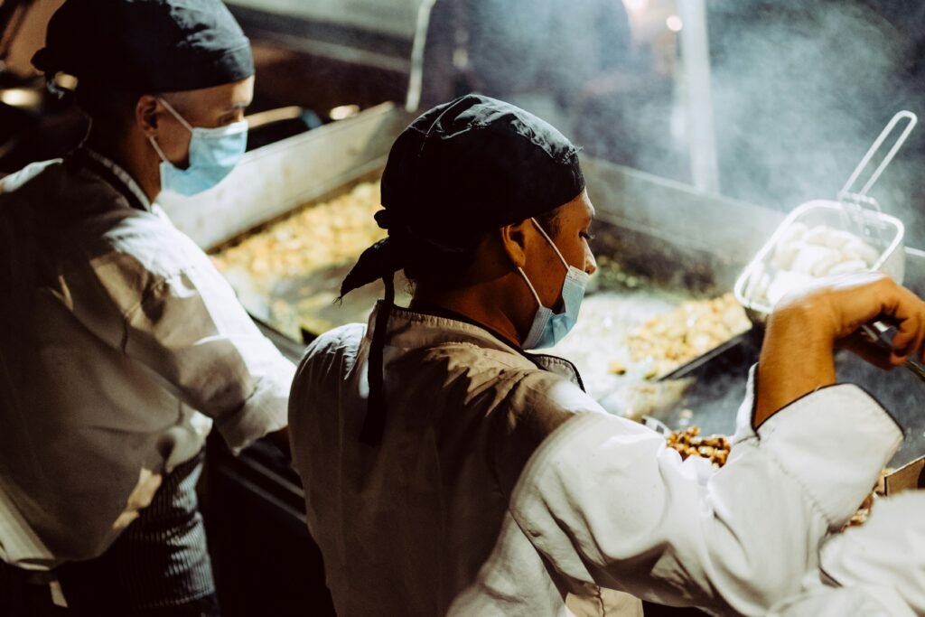 dos muchachos jóvenes trabajandoosla en un catering service