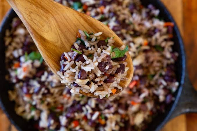 delicioso gallo pinto costarricense con cuchara de madera